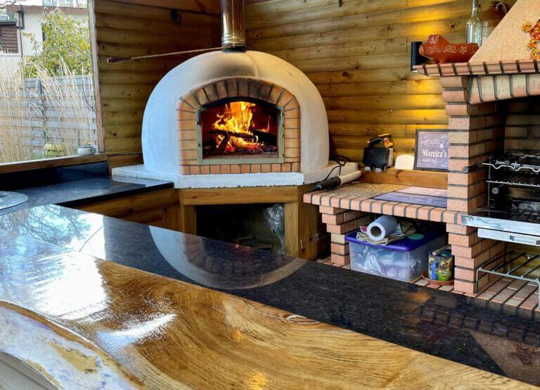 Outdoor pizza oven installation